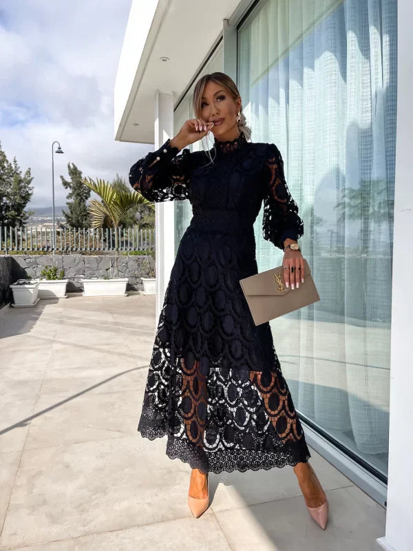 Elaina | Elegant midikjole med blondedetaljer